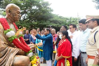 ತುಮಕೂರಿನಲ್ಲಿ ನಡೆದ ಗಾಂಧೀ ಜಯಂತಿ ಕಾರ್ಯಕ್ರಮದಲ್ಲಿ ಪ್ರತಿಮೆಗೆ ಹಾರ ಹಾಕಿದ ಪರಮೇಶ್ವರ್ | Kannada Prabha