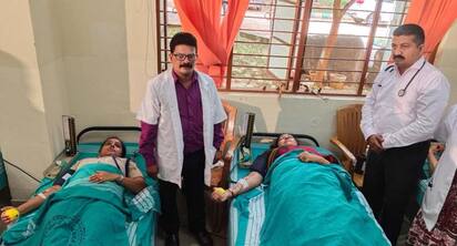 2ಸಿಎಚ್‌ಎನ್51ಚಾಮರಾಜನಗರದ ಜೆಎಸ್‌ಎಸ್ ಮಹಿಳಾ ಕಾಲೇಜಿನಲ್ಲಿ ಡಾ. ಶಿವರಾತ್ರಿ ರಾಜೇಂದ್ರ ಮಹಾಸ್ವಾಮಿಗಳ 108 ನೇ ಜಯಂತಿ ಮಹೋತ್ಸವ ಅಂಗವಾಗಿ ವಿವಿಧ ಸಂಘ ಸಂಸ್ಥೆಗಳು, ಭಕ್ತವೃಂದ ಹಾಗೂ ಜೆಎಸ್‌ಎಸ್‌ ಶಿಕ್ಷಣ ಸಂಸ್ಥೆಗಳ ವತಿಯಿಂದ ಆಯೋಜಿಸಿದ್ದ ಮಹಾತ್ಮ ಗಾಂಧಿ ಮತ್ತು ಲಾಲ್ ಬಹದ್ದೂರ್ ಶಾಸ್ತ್ರಿ ಜಯಂತಿ ಮತ್ತು ಉಚಿತ ಆರೋಗ್ಯ ತಪಾಸಣೆ ಹಾಗೂ ರಕ್ತದಾನ ಶಿಬಿರದಲ್ಲಿ  ಜಿಲ್ಲಾಧಿಕಾರಿ ಶಿಲ್ಪಾನಾಗ್‌ ಹಾಗೂ ಜಿಲ್ಲಾ ಪೊಲೀಸ್‌ ವರಿಷ್ಠಾಧಿಕಾರಿ ಪದ್ಮನಿ ಸಾಹು ಅವರು ರಕ್ತದಾನ ಮಾಡಿದರು. | Kannada Prabha