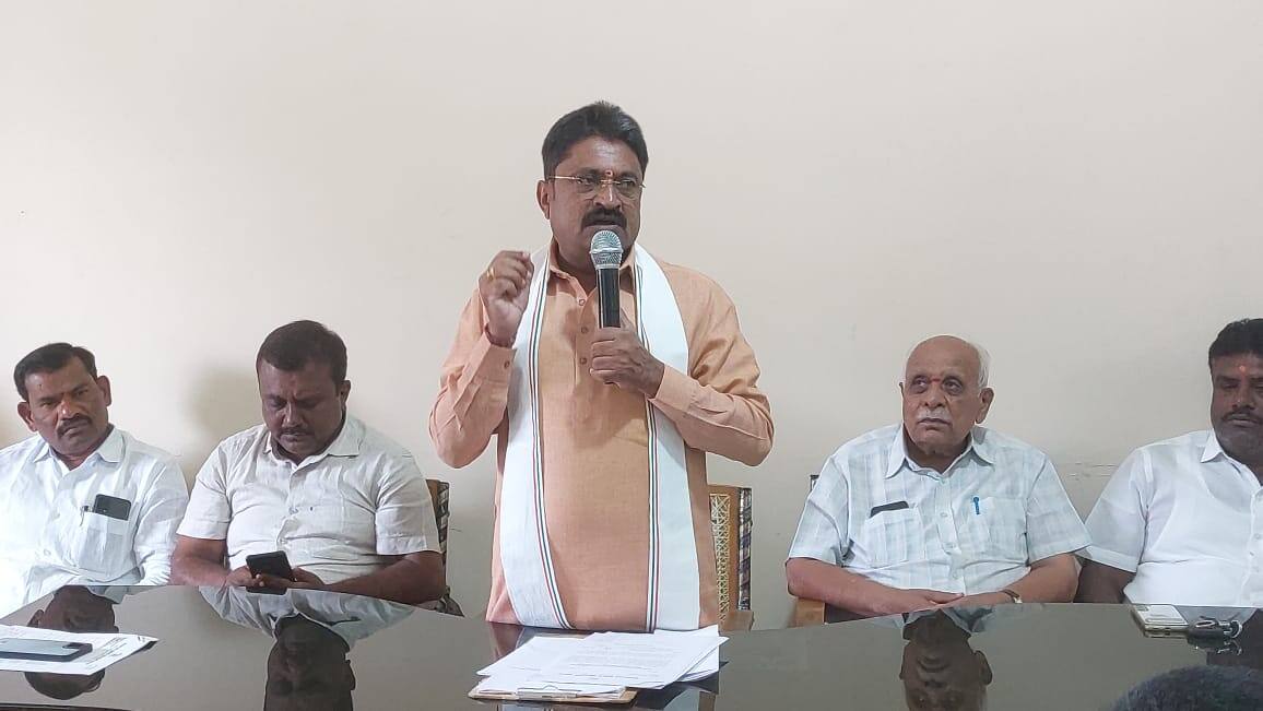 2ಕೆಬಿಪಿಟಿ.1.ಬಂಗಾರಪೇಟೆ ಪಟ್ಟಣದ ಕಾಂಗ್ರೆಸ್‌ ಭವನದಲ್ಲಿ ನಡೆದ ಗಾಂಧಿ ಜಯಂತಿ ಕಾರ್ಯಕ್ರಮದಲ್ಲಿ ಶಾಸಕ ಎಸ್.ಎನ್.ನಾರಾಯಣಶ್ವಾಮಿ ಸಂಸದ ಎಸ್.ಮುನಿಸ್ವಾಮಿ ವಿರುದ್ದ ಕಿಡಿಕಾರಿದರು. | Kannada Prabha