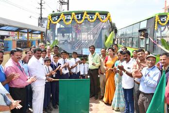 ಚಿಕ್ಕಮಗಳೂರಿನ ಕೆಎಸ್‌ಆರ್‌ಟಿಸಿ ಬಸ್‌ ನಿಲ್ದಾಣದ ಎದುರು ಸೋಮವಾರ ನಗರ ಸಾರಿಗೆ ಬಸ್‌ ಸಂಚಾರಕ್ಕೆ ಶಾಸಕ ಎಚ್‌.ಡಿ. ತಮ್ಮಯ್ಯ ಅವರು ಚಾಲನೆ ನೀಡಿದರು. ಕೆಎಸ್‌ಆರ್‌ಟಿಸಿ ಡಿಸಿ ಬಸವರಾಜ್‌ ಇದ್ದರು. | Kannada Prabha