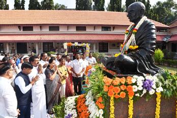 ಚಿಕ್ಕಮಗಳೂರು ಜಿಲ್ಲಾಧಿಕಾರಿಗಳ ಕಛೇರಿಯ ಒಳ ಆವರಣದಲ್ಲಿ ಮಹಾತ್ಮ ಗಾಂಧೀಜಿ ಹಾಗೂ ಲಾಲ್ ಬಹದ್ದೂರ್ ಶಾಸ್ತ್ರಿಯವರ ಜನ್ಮ ದಿನಾಚರಣೆ ಕಾರ್ಯಕ್ರಮ ನಡೆಯಿತು. ಸಚಿವೆ ಶೋಭಾ ಕರಂದ್ಲಾಜೆ, ಶಾಸಕ ಎಚ್‌.ಡಿ. ತಮ್ಮಯ್ಯ, ವಿಧಾನಪರಿಷತ್‌ ಸದಸ್ಯ ಎಸ್‌.ಎಲ್‌. ಭೋಜೇಗೌಡ ಇದ್ದರು. | Kannada Prabha