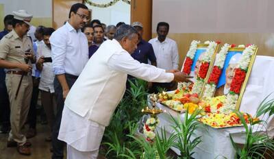 ಬೆಂ.ಗ್ರಾ ಜಿಲ್ಲಾಡಳಿತ ಭವನದಲ್ಲಿ ನಡೆದ ಕಾರ್ಯಕ್ರಮದಲ್ಲಿ ಮಹಾತ್ಮ ಗಾಂಧೀಜಿ, ಲಾಲ್‌ಬಹದ್ದೂರ್ ಶಾಸ್ತ್ರಿ ಅವರ ಭಾವಚಿತ್ರಗಳಿಗೆ ಸಚಿವ ಕೆ.ಎಚ್.ಮುನಿಯಪ್ಪ ಪುಷ್ಪ ನಮನ ಸಲ್ಲಿಸಿದರು. | Kannada Prabha