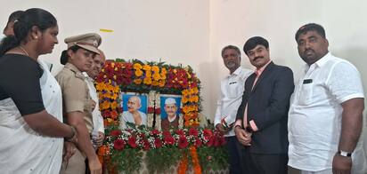 ಕ್ಯಾಪ್ಷನಃ2ಕೆಡಿವಿಜಿ33ಃದಾವಣಗೆರೆಯಲ್ಲಿ ಜಿಲ್ಲಾಡಳಿತದಿಂದ ನಡೆದ ಗಾಂಧೀಜಿ, ಶಾಸ್ತ್ರಿ ಜಯಂತಿ ಕಾರ್ಯಕ್ರಮದಲ್ಲಿ ಅವರ ಭಾವಚಿತ್ರಗಳಿಗೆ ಶಾಸಕ ಕೆ.ಎಸ್.ಬಸವಂತಪ್ಪ, ಡಿಸಿ ಡಾ.ಎಂ.ವಿ.ವೆಂಕಟೇಶ, ಮೇಯರ್ ವಿನಾಯಕ್ ಪೈಲ್ವಾನ್‌, ಎಸ್‌ಪಿ ಉಮಾ ಪ್ರಶಾಂತ್, ಜಿಪಂ ಸಿಇಓ ಸುರೇಶ ಇಟ್ನಾಳ್ ಇತರೆ ಗಣ್ಯರು ಪುಷ್ಪ ಅರ್ಪಿಸಿದರು.  | Kannada Prabha