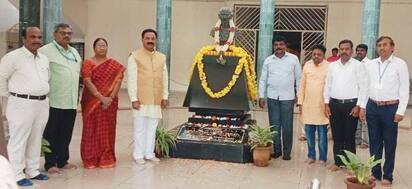 ಕ್ಯಾಪ್ಷನಃ2ಕೆಡಿವಿಜಿ41ಃ ದಾವಣಗೆರೆ ವಿಶ್ವವಿದ್ಯಾನಿಲಯದಲ್ಲಿ ಮಹಾತ್ಮ ಗಾಂಧಿ ಮತ್ತು ಲಾಲ ಬಹದ್ದೂರ ಶಾಸ್ತ್ರಿ ಅವರ ಜನ್ಮದಿನಾಚರಣೆ ಕಾರ್ಯಕ್ರಮ ನಡೆಯಿತು. | Kannada Prabha