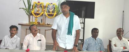 2ಕೆಎಂಎನ್ ಡಿ33ಪಾಂಡವಪುರ  ತಾಲೂಕು ಕಚೇರಿಯಲ್ಲಿ ನಡೆದ ಮಹಾತ್ಮ ಗಾಂಧೀಜಿ ಹಾಗೂ  ಲಾಲ್ ಬಹಾದ್ದೂರ್‌ಶಾಸ್ತ್ರಿ ಜಯಂತಿಯಲ್ಲಿ  ಶಾಸಕ ದರ್ಶನ್ ಪುಟ್ಟಣ್ಣಯ್ಯ ಮಾತನಾಡಿದರು. | Kannada Prabha