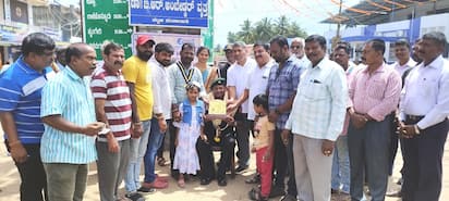 ನರಸಿಂಹರಾಜಪುರಕ್ಕೆ ಆಗಮಿಸಿದ ನಿವೃತ್ತ ಯೋಧ ಶಿಬು ಅವರನ್ನು ಜ್ವಾಲಾಮಾಲಿನಿ ಜೇಸಿ ಸಂಸ್ಥೆ ಹಾಗೂ ಇತರ ಸಂಘ ಸಂಸ್ಥೆಗಳಿಂದ ಸ್ನಾಗತಿಸಿ ಸನ್ಮಾನಿಸಲಾಯಿತು | Kannada Prabha