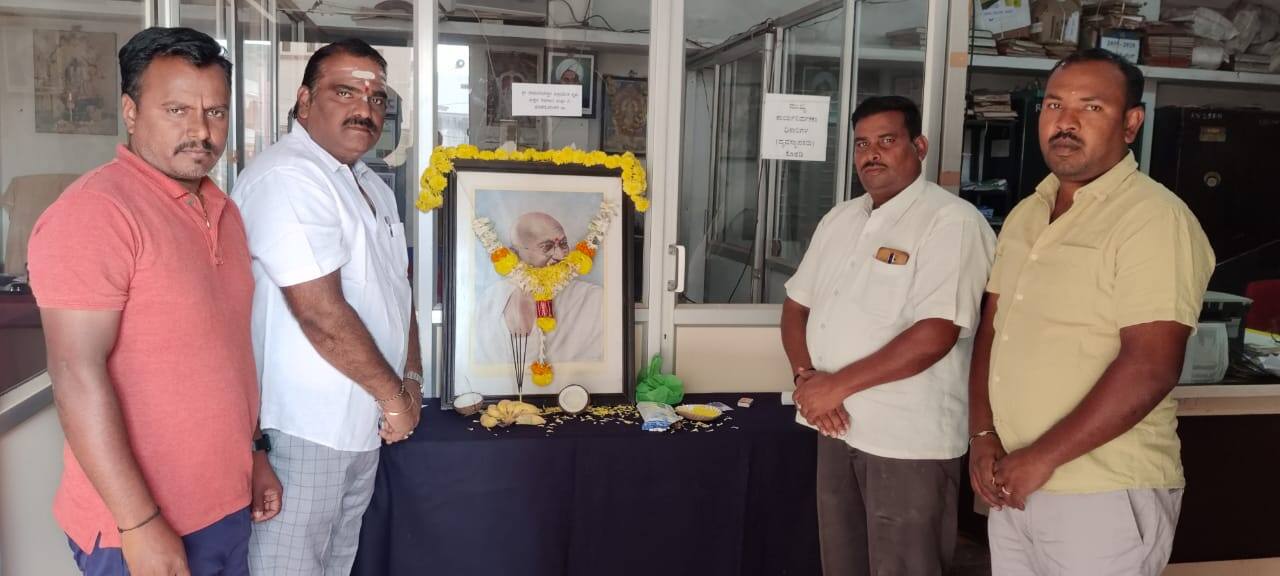 ತರೀಕೆರೆ ಶ್ರೀ ರೇವಣಸಿದ್ದೇಶ್ವರ ಪ್ರಾ.ಕೃ.ಪ ಸಹಕಾರ ಸಂಘದಲ್ಲಿ ಗಾಂದೀಜಿ ಜಯಂತಿ ಕಾರ್ಯಕ್ರಮ   | Kannada Prabha