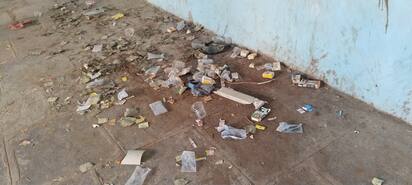 ಸುರಪುರ ನಗರದ ಉದ್ದಾರ ಓಣಿಯಲ್ಲಿ ಪಾಳುಬಿದ್ದ ಬಿಸಿಎಂ ಹಾಸ್ಟೆಲ್‌ನಲ್ಲಿ ಮದ್ಯದ ಪೌಚ್‌ಗಳು. | Kannada Prabha