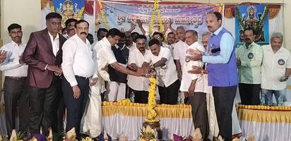 ಗುಬ್ಬಿ ಪಟ್ಟಣದ ಎಸ್ ಸಿ ಎಸ್ ಕಲ್ಯಾಣ ಮಂಟಪದಲ್ಲಿ ವಿಶ್ವಕರ್ಮ ಜಯಂತಿ ಮಹೋತ್ಸವ ಉದ್ಘಾಟನೆಯನ್ನು ಎಂ ಎಲ್ ಸಿ ಕೆ ಪಿ ನಂಜುಂಡಿ ನೆರವೇರಿಸಲಾಯಿತು. | Kannada Prabha