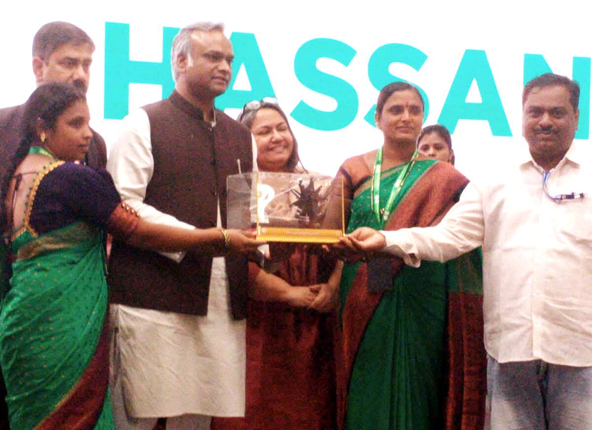 ಗಜೇಂದ್ರಗಡ ಸಮೀಪದ ಗೋಗೇರಿ ಗ್ರಾಪಂಗೆ ಗಾಂಧಿ ಗ್ರಾಮ ಪುರಸ್ಕಾರ ಸಚಿವ ಪ್ರಿಯಾಂಕ್ ಖರ್ಗೆ ನೀಡಿದರು. | Kannada Prabha