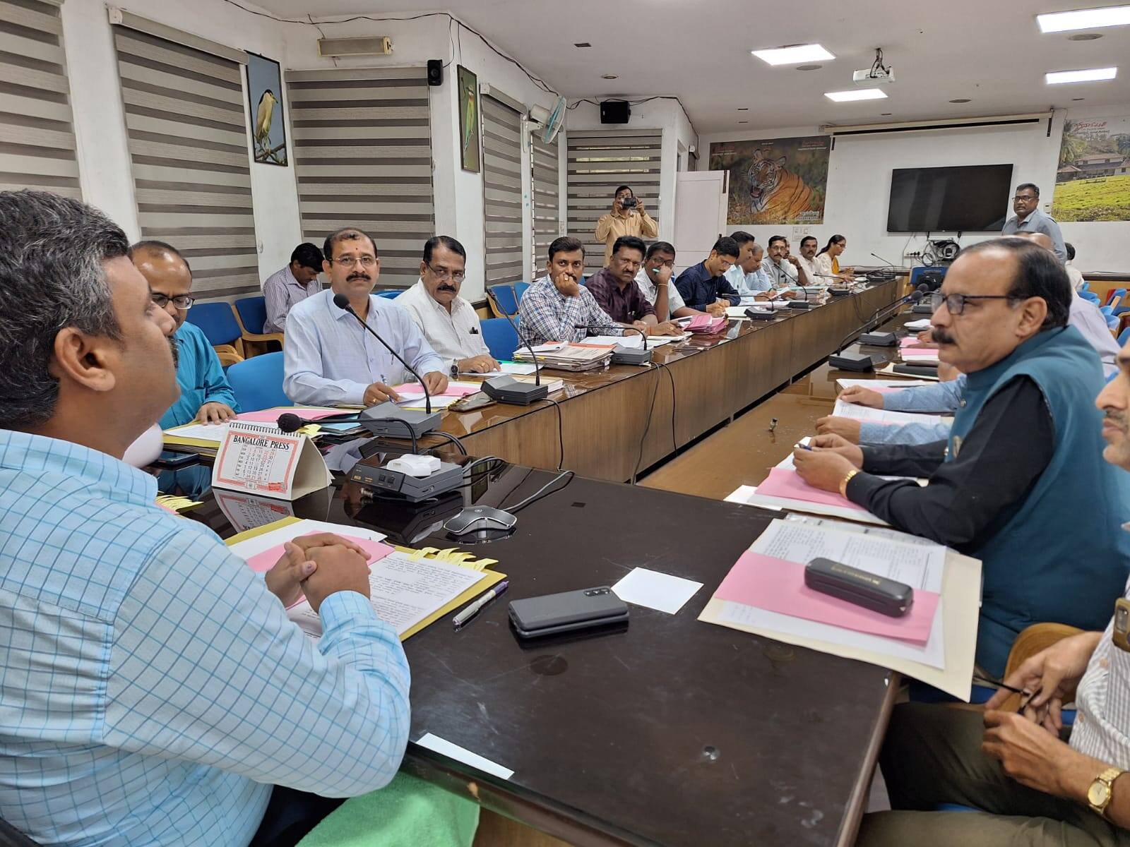 ಪೊಟೊ: 5ಎಸ್‌ಎಂಜಿಕೆಪಿ08ಇಲ್ಲಿನ ಜಿಲ್ಲಾಧಿಕಾರಿ ಕಚೇರಿ ಸಭಾಂಗಣದಲ್ಲಿ ಗುರುವಾರ ಏರ್ಪಡಿಸಿದ್ದ ಜಿಲ್ಲಾ ಮಟ್ಟದ 189ನೇ ಏಕಗವಾಕ್ಷಿ ಸಮಿತಿ ಸಭೆ ಹಾಗೂ ಜಿಲ್ಲಾ ಮಟ್ಟದ 22ನೇ ಕೈಗಾರಿಕಾ ಸ್ಪಂದನಾ ಸಭೆಯಲ್ಲಿ ಜಿಲ್ಲಾಧಿಕಾರಿ ಡಾ.ಆರ್‌.ಸೆಲ್ವಮಣಿ ಮಾತನಾಡಿದರು. | Kannada Prabha