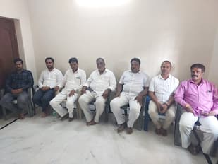 ಪೊಟೋ೫ಸಿಪಿಟ೧: ಚನ್ನಪಟ್ಟಣದಲ್ಲಿ ಕಾಂಗ್ರೆಸ್ ನಗರಸಭೆ ಸದಸ್ಯರು ಪ್ರತಿಕಾಗೋಷ್ಠಿ ನಡೆಸಿದರು. | Kannada Prabha