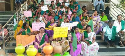 ಪೊಟೋ೫ಸಿಪಿಟಿ೩: ಚನ್ನಪಟ್ಟಣದ ತಾಲೂಕು ಕಚೇರಿ ಆವರಣದಲ್ಲಿ ಕರ್ನಾಟಕ ರಾಜ್ಯ ರೈತಸಂಘದ ತಾಲೂಕು ಮಹಿಳಾ ಘಟಕದಿಂದ ಖಾಲಿ ಕೊಡ ಪ್ರದರ್ಶಿಸಿ ಪ್ರತಿಭಟನೆ ನಡೆಸಲಾಯಿತು.  | Kannada Prabha