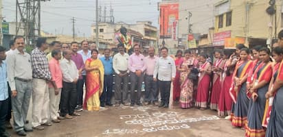 ಗದಗ ಹುಯಿಲಗೋಳ ನಾರಾಯಣರಾವ ವೃತ್ತದಲ್ಲಿ ಹುಯಿಲಗೋಳ ನಾರಾಯಣರಾವ್ ಅವರ ಜಯಂತಿ ಆಚರಿಸಲಾಯಿತು. | Kannada Prabha