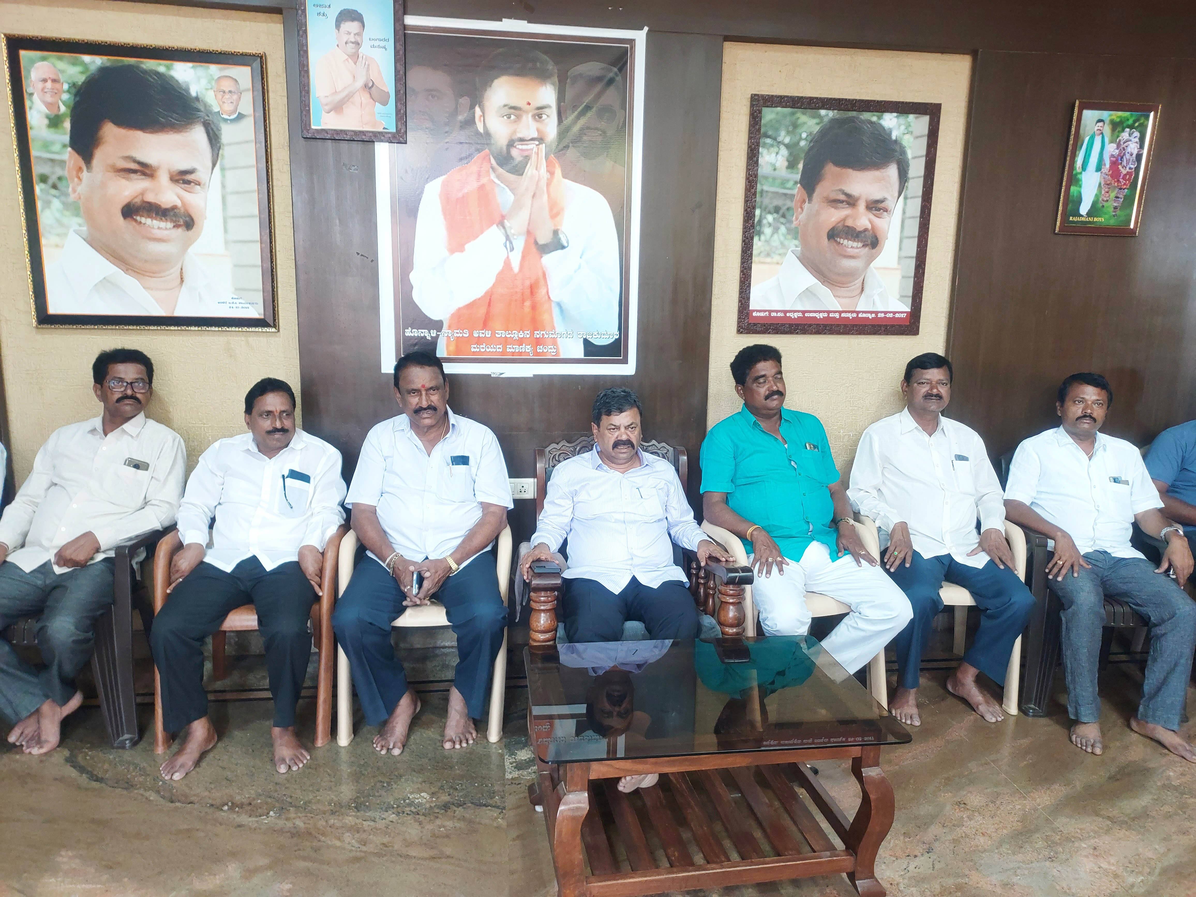 ಹೊನ್ನಾಳಿ ಫೋಟೋ 5ಎಚ್‌.ಎಲ್‌.ಐ2ಃ- ಮಾಜಿ ಸಚಿವ ಎಂ.ಪಿ.ರೇಣುಕಾಚಾರ್ಯ ಅವರು ಶಿವಮೊಗ್ಗದ ಗಲಭೆ ಪ್ರಕರಣ ಕುರಿತು ಸುದ್ದಿಗೋಷ್ಠಿಯಲ್ಲಿ ಮಾತನಾಡಿದರು. ಹೊನ್ನಾಳಿ ಫೋಟೋ 5ಎಚ್‌.ಎಲ್‌.ಐ2ಃ- ಮಾಜಿ ಸಚಿವ ಎಂ.ಪಿ.ರೇಣುಕಾಚಾರ್ಯ ಅವರು ಶಿವಮೊಗ್ಗದ ಗಲಭೆ ಪ್ರಕರಣ ಕುರಿತು ಸುದ್ದಿಗೋಷ್ಠಿಯಲ್ಲಿ ಮಾತನಾಡಿದರು.  | Kannada Prabha