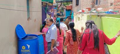 5ಎಚ್‌ಪಿಟಿ3- ಹೊಸಪೇಟೆಯ ಇಂದಿರಾ ನಗರದಲ್ಲಿ ಡಿಎಚ್‌ಒ ಡಾ. ಶಂಕರ ನಾಯ್ಕ ಅವರ ನೇತೃತ್ವದಲ್ಲಿಆರೋಗ್ಯ ಇಲಾಖೆ ಸಿಬ್ಬಂದಿ ಲಾರ್ವಾ ಸರ್ವೆ ನಡೆಸಿದರು. | Kannada Prabha