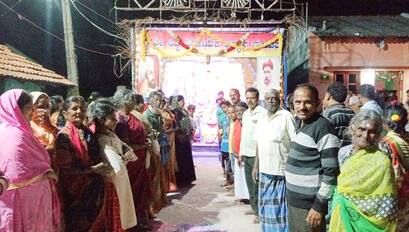 5ಎಚ್ಎಸ್ಎನ್12 : ನುಗ್ಗೇಹಳ್ಳಿ  ಗ್ರಾಮದ ಶ್ರೀ ಸಿದ್ಧಿ ವಿನಾಯಕ ಯುವಕ ಸಂಘದ ವತಿಯಿಂದ 19ನೇ ವರ್ಷದ ಗಣೇಶೋತ್ಸವದ ಅಂಗವಾಗಿ ನಡೆಯುತ್ತಿರುವ ಪೂಜಾ ಕಾರ್ಯಕ್ರಮದಲ್ಲಿ ಗ್ರಾಮದ ಮುಸ್ಲಿಂ ಮಹಿಳೆಯರು ಮಂಗಳವಾರ ರಾತ್ರಿ ಪೂಜೆ ಏರ್ಪಡಿಸಿ ಹಿಂದೂ ಮುಸ್ಲಿಂ ಭಾವೈಕ್ಯತೆ ಸಂಕೇತ ಎಂಬ ಸಂದೇಶವನ್ನು ನೀಡಿದರು. | Kannada Prabha