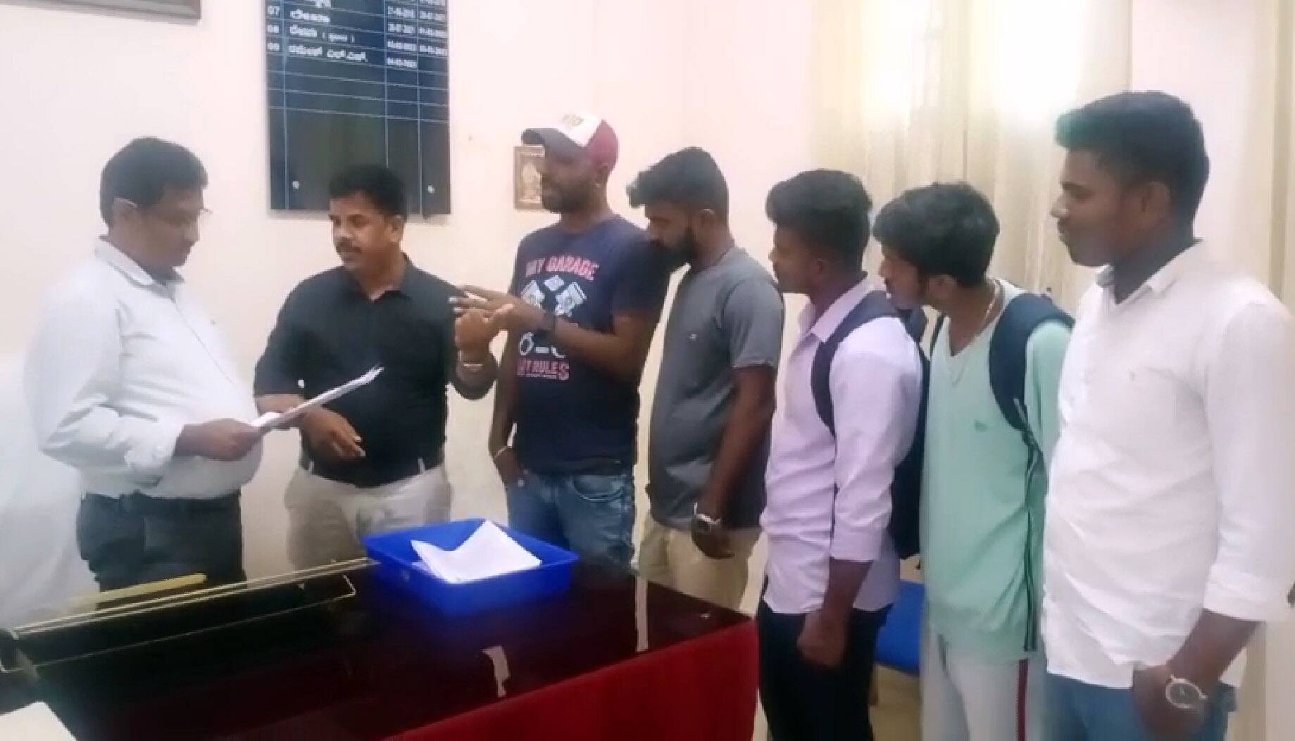 5ಎಚ್ಎಸ್ಎನ್19 : ಜಿಲ್ಲಾಡಳಿತದ ಪ್ರತಿನಿಧಿಗೆ ಮನವಿ ಪತ್ರ ಸಲ್ಲಿಸಲಾಯಿತು. | Kannada Prabha
