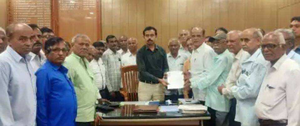 ವಿವಿಧ ಬೇಡಿಕೆಗಳ ಈಡೇರಿಕೆಗೆ ಆಗ್ರಹಿಸಿ ಗುರುವಾರ ವಾಯವ್ಯ ಸಾರಿಗೆ ಸಂಸ್ಥೆ ನೌಕರರ ಮತ್ತು ನಿವೃತ್ತ ನೌಕರರ ಸಂಘದಿಂದ ಸಂಸ್ಥೆಯ ವ್ಯವಸ್ಥಾಪಕ ನಿರ್ದೇಶಕರಿಗೆ ಮನವಿ ಸಲ್ಲಿಸಲಾಯಿತು. | Kannada Prabha