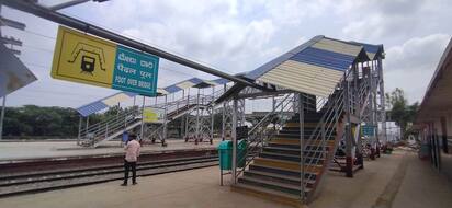 ಹಾವೇರಿ ರೈಲ್ವೆ ನಿಲ್ದಾಣದಲ್ಲಿ ಪ್ಲಾಟ್‌ಫಾರ್ಮ್‌ದೆ ಹೋಗಲು ಇರುವ ಫುಟ್ ಓವರ್‌ ಸೇತುವೆ. | Kannada Prabha