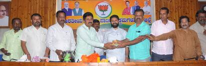 ಚಿಕ್ಕಮಗಳೂರಿನ ಬಿಜೆಪಿ ಕಾರ್ಯಾಲಯದಲ್ಲಿ ಗುರುವಾರ ಬಿಎಲ್‌ಎಗಳ ಸಭೆ ನಡೆಯಿತು. ಸಿ.ಟಿ. ರವಿ, ಕಲ್ಮರುಡಪ್ಪ, ಕೋಟೆ ರಂಗನಾಥ್‌ , ರವೀಂದ್ರ ಬೆಳವಾಡಿ ಇದ್ದರು.  | Kannada Prabha