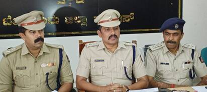 ದೊಡ್ಡಬಳ್ಳಾಪುರದಲ್ಲಿ ನಡೆದ ಸುದ್ದಿಗೋಷ್ಠಿಯಲ್ಲಿ ಎಸ್ಪಿ ಮಲ್ಲಿಕಾರ್ಜುನ ಬಾಲದಂಡಿ ಮಾತನಾಡಿದರು. | Kannada Prabha