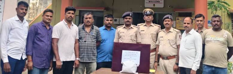 ೫ಕೆಜಿಎಫ್೨ಗಾಂಜಾ ಮಾರಾಟ ಮಾಡುತ್ತಿದ್ದ ಆರೋಪಿಯನ್ನು ಬಂಧಿಸಿರುವ ಪೊಲೀಸ್‌ರು. | Kannada Prabha