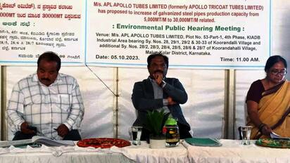 ಶಿರ್ಷಿಕೆ-೫ಕೆ.ಎಂ.ಎಲ್.ಅರ್.೧- ಮಾಲೂರು ಪಟ್ಟಣದ ವರವಲಯದ ಹೊಸೂರು ಮಾಲೂರು ರಸ್ತೆಯ ಕೂರಂಡಹಳ್ಳಿ ಕೈಗಾರಿಕಾ ಪ್ರದೇಶದಲ್ಲಿರುವ ಎಪಿಎಲ್, ಅಪೋಲೋ ಲಿಮಿಟೆಡ್ ಪ್ರಸ್ತಾವಿತ ಕಲಾಯಿ ಉಕ್ಕಿನ ಕೊಳವೆಗಳ ಉತ್ಪಾದನಾ ಸಾಮರ್ಥ್ಯ ಮಾಸಿಕ ೫೦೦೦ ಎಂಪಿಯಿಂದ ೩೦೦೦೦ ಎಂಪಿ ವಿಸ್ತರಿಸಿರುವ ಪರಿಸರ ಸಾರ್ವಜನಿಕ ಆಲಿಕ ಸಭೆಯ ಅಧ್ಯಕ್ಷತೆ ವಹಿಸಿ ಮಾತನಾಡಿದರು. | Kannada Prabha