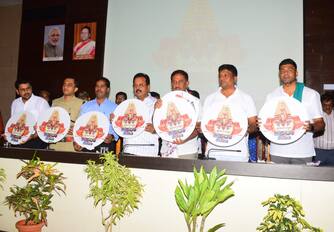 ೫ಕೆಎಂಎನ್‌ಡಿ-೧ಮಂಡ್ಯದ ಜಿಲ್ಲಾ ಪಂಚಾಯಿತಿ ಕಾವೇರಿ ಸಭಾಂಗಣದಲ್ಲಿ ಶ್ರೀರಂಗಪಟ್ಟಣ ದಸರಾ ಲಾಂಛನವನ್ನು ಕೃಷಿ ಮತ್ತು ಜಿಲ್ಲಾ ಉಸ್ತುವಾರಿ ಸಚಿವ ಎನ್.ಚಲುವರಾಯಸ್ವಾಮಿ ಬಿಡುಗಡೆಗೊಳಿಸಿದರು. ಶಾಸಕರಾದ ಪಿ.ರವಿಕುಮಾರ್, ರಮೇಶ್ ಬಂಡಿಸಿದ್ದೇಗೌಡ, ದರ್ಶನ್ ಪುಟ್ಟಣ್ಣಯ್ಯ, ಜಿಲ್ಲಾಧಿಕಾರಿ ಡಾ.ಕುಮಾರ, ಜಿಪಂ ಸಿಇಓ ಶೇಖ್ ತನ್ವೀರ್ ಆಸಿಫ್, ಜಿಲ್ಲಾ ಪೊಲೀಸ್ ಅಧೀಕ್ಷಕ ಎನ್.ಯತೀಶ್ ಇದ್ದರು. | Kannada Prabha