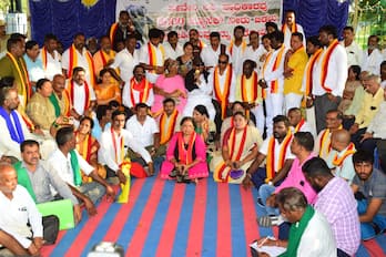 5ಕೆಎಂಎನ್‌ಡಿ-5ತಮಿಳುನಾಡಿಗೆ ಕಾವೇರಿ ನೀರು ಹರಿಸುತ್ತಿರುವುದರ ವಿರುದ್ಧ ಜಿಲ್ಲಾ ರೈತ ಹಿತರಕ್ಷಣಾ ಸಮಿತಿ ನಡೆಸುತ್ತಿರುವ ಹೋರಾಟದಲ್ಲಿ ಕನ್ನಡ ಒಕ್ಕೂಟದ ಅಧ್ಯಕ್ಷ ವಾಟಾಳ್‌ ನಾಗರಾಜ್‌ ಭಾಗವಹಿಸಿ ಬೆಂಬಲ ಸೂಚಿಸಿದರು. | Kannada Prabha