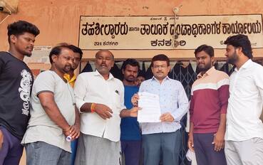 ೫ಕೆಎನ್‌ಎಕೆ-೨                                   ಗಂಗಾವತಿಯ ಗಣೇಶ ವಿಸರ್ಜನೆ ಸಂದರ್ಭದಲ್ಲಿ ದುರುದ್ದೇಶದಿಂದ ಹಿಂದೂ ಕಾರ್ಯಕರ್ತರ ಮೇಲಾದ ಕೇಸ್‌ನ್ನು ಹಿಂಪಡೆಯಬೇಕೆಂದು ಒತ್ತಾಯಿಸಿ ಹಿಂದೂ ಜಾಗರಣ ವೇದಿಕೆ ಕಾರ್ಯಕರ್ತರು ತಹಶೀಲ್ದಾರರಿಗೆ ಗುರುವಾರ ಮನವಿ ಸಲ್ಲಿಸಿದರು. | Kannada Prabha