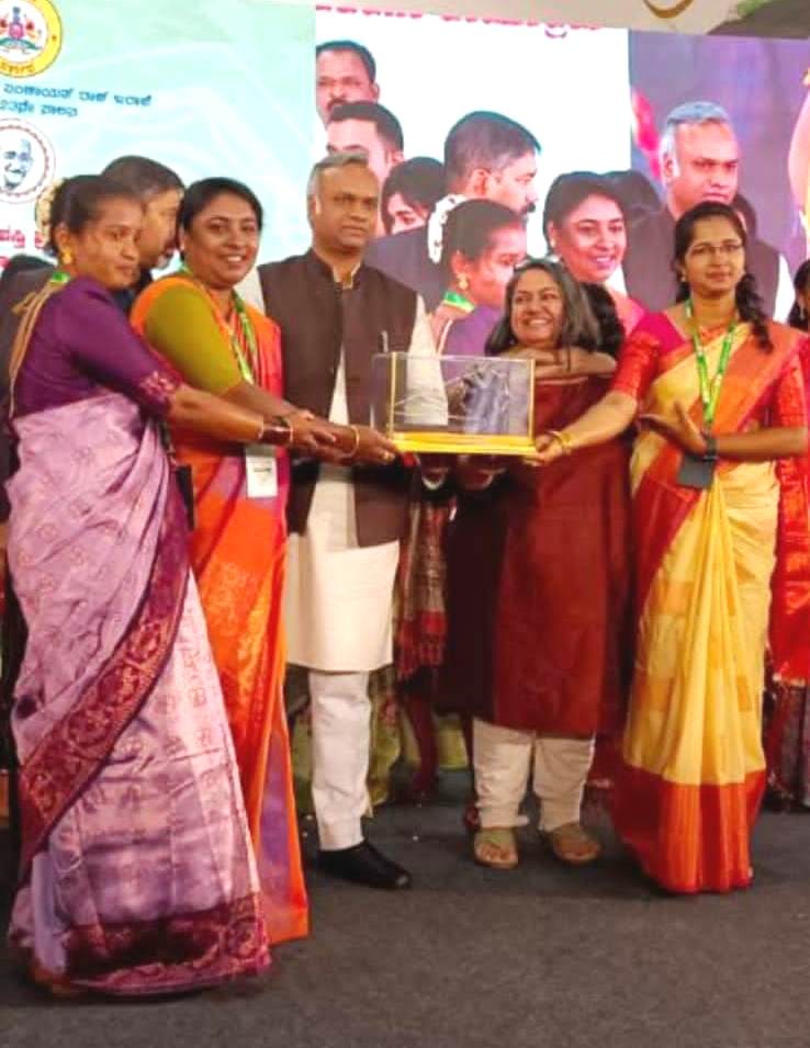 ನರಸಿಂಹರಾಜಪುರ ತಾಲೂಕಿನ ನಾಗಲಾಪುರ ಗ್ರಾಮ ಪಂಚಾಯಿತಿ ಅಧ್ಯಕ್ಷರು, ಉಪಾಧ್ಯಕ್ಷರು ಹಾಗೂ ಪಿ.ಡಿ.ಓ ಅವರು ಸಚಿವ ಪ್ರಿಯಾಂಕ ಖರ್ಗೆ ಅವರಿಂದ ಗಾಂಧಿ ಗ್ರಾಮ ಪುರಸ್ಕಾರ ಸ್ವೀಕಾರ ಮಾಡಿದರು | Kannada Prabha