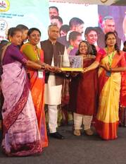 ನರಸಿಂಹರಾಜಪುರ ತಾಲೂಕಿನ ನಾಗಲಾಪುರ ಗ್ರಾಮ ಪಂಚಾಯಿತಿ ಅಧ್ಯಕ್ಷರು, ಉಪಾಧ್ಯಕ್ಷರು ಹಾಗೂ ಪಿ.ಡಿ.ಓ ಅವರು ಸಚಿವ ಪ್ರಿಯಾಂಕ ಖರ್ಗೆ ಅವರಿಂದ ಗಾಂಧಿ ಗ್ರಾಮ ಪುರಸ್ಕಾರ ಸ್ವೀಕಾರ ಮಾಡಿದರು | Kannada Prabha