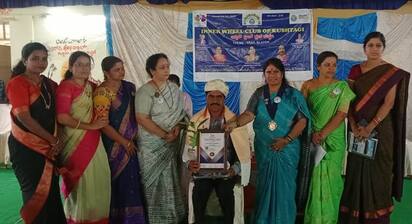 ಪೋಟೊ5ಕೆಎಸಟಿ5: ಕುಷ್ಟಗಿ ಪಟ್ಟಣದಲ್ಲಿ ಇನ್ನರ್ ವೀಲ್ ಕ್ಲಬ್ ವತಿಯಿಂದ ಶಿಕ್ಷಕರಿಗೆ ನೇಷನ್ ಬಿಲ್ಡರ್ ಅವಾರ್ಡ ನೀಡಿದರು. | Kannada Prabha