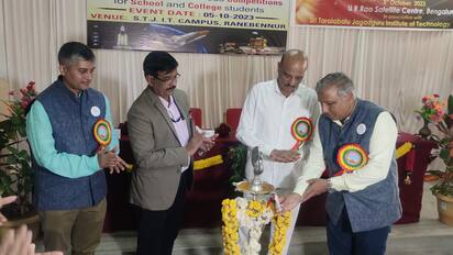 ಫೋಟೊ ಶೀರ್ಷಿಕೆ: 5ಆರ್‌ಎನ್‌ಆರ್3ರಾಣಿಬೆನ್ನೂರಿನ ಶ್ರೀ ತರಳಬಾಳು ಜಗದ್ಗುರು ತಾಂತ್ರಿಕ ಮಹಾವಿದ್ಯಾಲಯದಲ್ಲಿ ವಿಶ್ವ ಬಾಹ್ಯಾಕಾಶ ವಾರ ಆಚರಣೆ ಪ್ರಯುಕ್ತ ಆಯೋಜಿಸಲಾಗಿದ್ದ ಒಂದು ದಿನದ ಕಾರ್ಯಾಗಾರವನ್ನು ಇಸ್ರೋ ಮತ್ತು ಯು. ಆರ್. ರಾವ್ ಸೆಟಲೈಟ್ ಸೆಂಟರ್ ವಿಜ್ಞಾನಿ ವಿ. ರಮೇಶ್ ನಾಯ್ಡು ಉದ್ಘಾಟಿಸಿದರು.  | Kannada Prabha