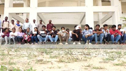 ಸಿಕೆಬಿ-3 ಪ್ರವೇಶ ಪತ್ರ ಹಿಡಿದು ಕಾಲೇಜಿನ ಮುಂದೆ ಕುಳಿತ ಪ್ರತಿಭಟನೆ ನಡೆಸಿದ ವಿದ್ಯಾರ್ಥಿಗಳು. | Kannada Prabha