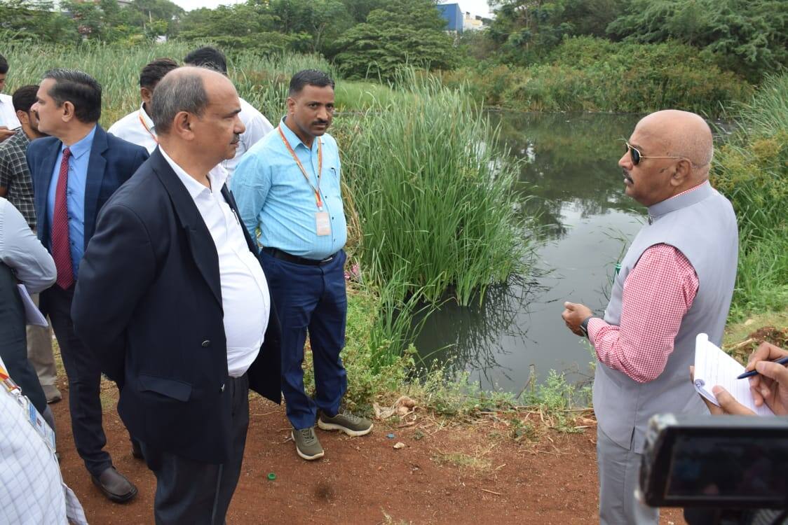ಭೀಷ್ಮ ಕೆರೆಗೆ ಉಪಲೋಕಾಯುಕ್ತ ಕೆ.ಎನ್. ಫಣೀಂದ್ರ ಭೇಟಿ ನೀಡಿ ಪರಿಶೀಲಿಸಿದರು. | Kannada Prabha