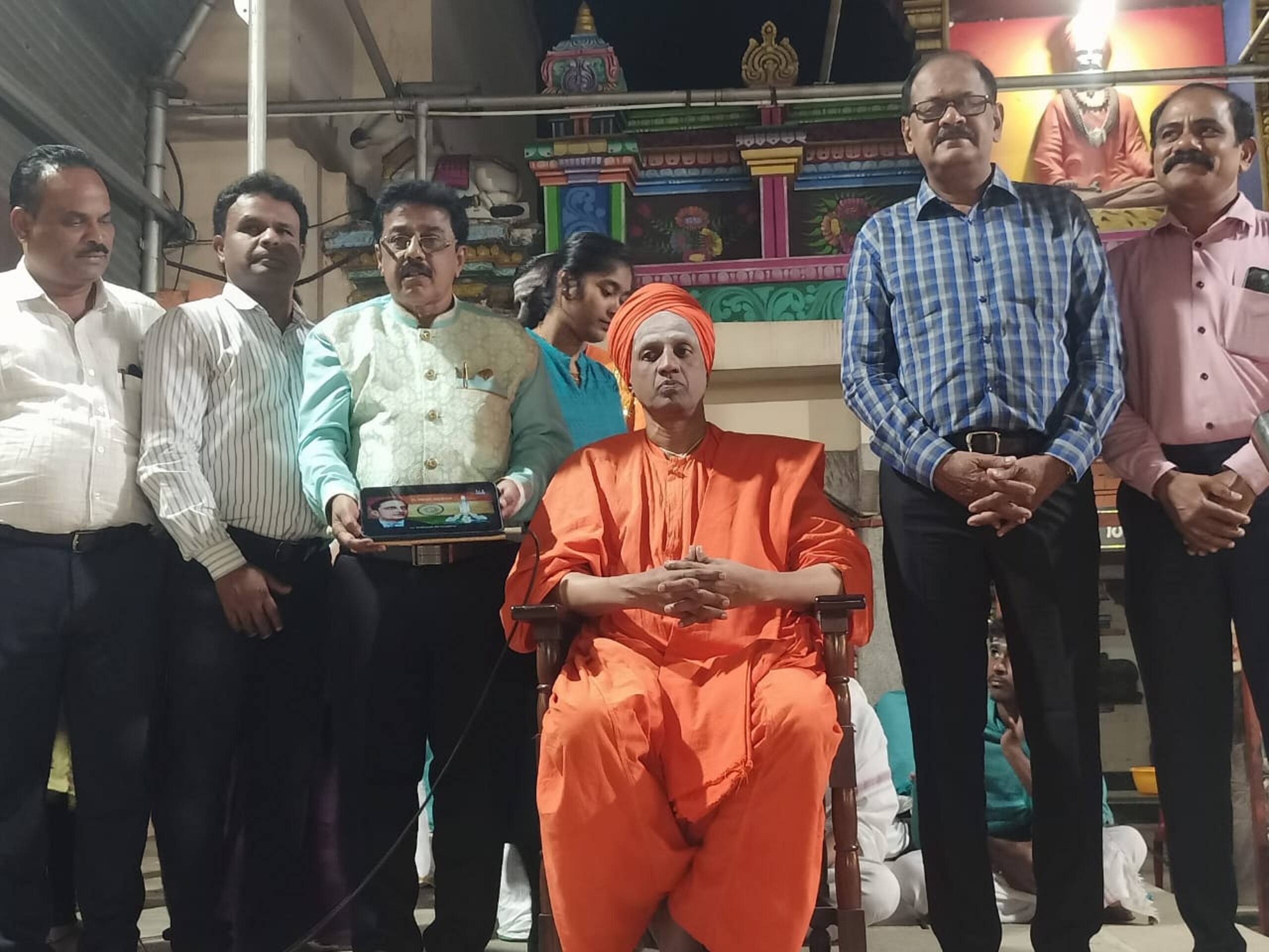 ತುಮಕೂರಿನಲ್ಲಿ ಚಂದ್ರಯಾನ -3 ಕುರಿತ ಇಸ್ರೋಯಾನ ಆಲ್ಬಮ್ ಬಿಡುಗಡೆಗೊಳಿಸಿದ ಸಿದ್ಧಲಿಂಗ ಸ್ವಾಮೀಜಿ | Kannada Prabha