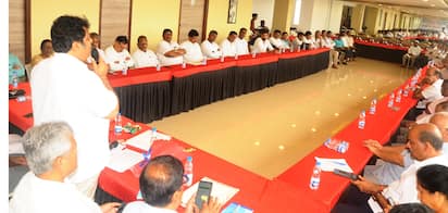 ಚಿಕ್ಕಮಗಳೂರಿನ ಖಾಸಗಿ ಹೋಟೆಲ್‌ನಲ್ಲಿ ಶುಕ್ರವಾರ ನಡೆದ ಕಾಂಗ್ರೆಸ್‌ ಪಕ್ಷದ ಶಾಸಕರುಗಳು, ಮುಖಂಡರು, ಪ್ರಮುಖರ ಸಭೆಯಲ್ಲಿ ಸಚಿವ ಮಂಕಾಳ ಎಸ್‌. ವೈದ್ಯ ಅವರು ಮಾತನಾಡಿದರು. | Kannada Prabha