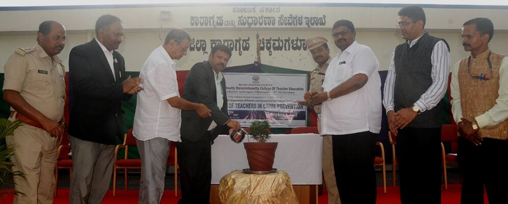 ಚಿಕ್ಕಮಗಳೂರು ಜಿಲ್ಲಾ ಕಾರಾಗೃಹದಲ್ಲಿ ಏರ್ಪಡಿಸಲಾಗಿದ್ದ ಅಪರಾಧ ತಡೆಗಟ್ಟುವಿಕೆಯಲ್ಲಿ ಶಿಕ್ಷಕರ ಪಾತ್ರ ಕುರಿತ ಕಾರ್ಯಕ್ರಮವನ್ನು ಹಿರಿಯ ಸಿವಿಲ್‌ ನ್ಯಾಯಾಧೀಶರಾದ ಸೋಮ ಅವರು ಉದ್ಘಾಟಿಸಿದರು. ಡಾ. ಡಿ.ಎಲ್. ವಿಜಯಕುಮಾರ್‌, ಕೇಶವಮೂರ್ತಿ, ಎಸ್‌.ಎಸ್‌. ಮೇಟಿ ಇದ್ದರು. | Kannada Prabha