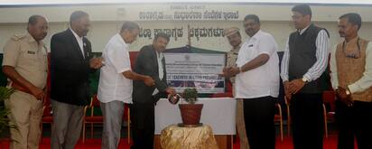 ಚಿಕ್ಕಮಗಳೂರು ಜಿಲ್ಲಾ ಕಾರಾಗೃಹದಲ್ಲಿ ಏರ್ಪಡಿಸಲಾಗಿದ್ದ ಅಪರಾಧ ತಡೆಗಟ್ಟುವಿಕೆಯಲ್ಲಿ ಶಿಕ್ಷಕರ ಪಾತ್ರ ಕುರಿತ ಕಾರ್ಯಕ್ರಮವನ್ನು ಹಿರಿಯ ಸಿವಿಲ್‌ ನ್ಯಾಯಾಧೀಶರಾದ ಸೋಮ ಅವರು ಉದ್ಘಾಟಿಸಿದರು. ಡಾ. ಡಿ.ಎಲ್. ವಿಜಯಕುಮಾರ್‌, ಕೇಶವಮೂರ್ತಿ, ಎಸ್‌.ಎಸ್‌. ಮೇಟಿ ಇದ್ದರು. | Kannada Prabha