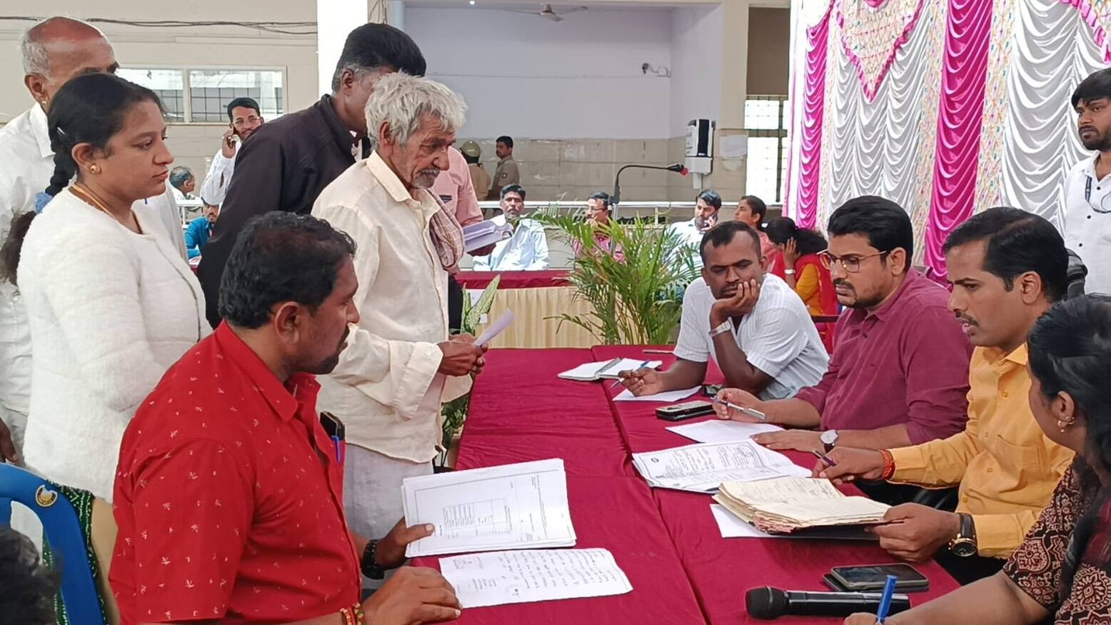 6ಕೆಎಂಎನ್ ಡಿ11,12ನಾಗಮಂಗಲ ತಾಲೂಕು ಆಡಳಿತ ಸೌಧದ ಒಳಾಂಗಣದಲ್ಲಿ ನಡೆದ ಜನತಾದರ್ಶನ ಕಾರ್ಯಕ್ರಮದಲ್ಲಿ ಜಿಲ್ಲಾಧಿಕಾರಿ ಡಾ.ಕುಮಾರ ಸಾರ್ವಜನಿಕರಿಂದ ಅಹವಾಲು ಸ್ವೀಕರಿಸಿದರು. | Kannada Prabha