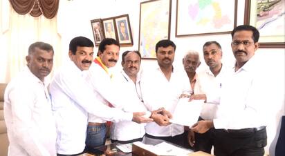 6ಕೆಎಂಎನ್ ಡಿ19ಶ್ರೀರಂಗಪಟ್ಟಣ ದಸರಾದ ಕವಿಗೋಷ್ಠಿಗೆ ಪ್ರತ್ಯೇಕ ಉಪಸಮಿತಿ ರಚಿಸುವಂತೆ ಒತ್ತಾಯಿಸಿ ಅಪರ ಜಿಲ್ಲಾಧಿಕಾರಿ ಡಾ. ಎಚ್.ಎಲ್. ನಾಗರಾಜು ಅವರಿಗೆ ಜಿಲ್ಲಾ ಯುವ ಬರಹಗಾರರ ಅಧ್ಯಕ್ಷ ಟಿ. ಸತೀಶ್ ಜವರೇಗೌಡ ಮನವಿ ಪತ್ರ ಸಲ್ಲಿಸಿದರು.  | Kannada Prabha