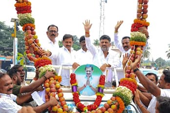 1.ಕುದೂರಿಗೆ ಆಗಮಿಸಿದ ಉಪ ಮುಖ್ಯಮಂತ್ರಿ ಡಿ.ಕೆ.ಶಿವಕುಮಾರ್  ಅವರಿಗೆ ಸೇಬಿನ ಹಾರ ಹಾಕಿ ಸ್ವಾಗತಿಸಲಾಯಿತು.  | Kannada Prabha