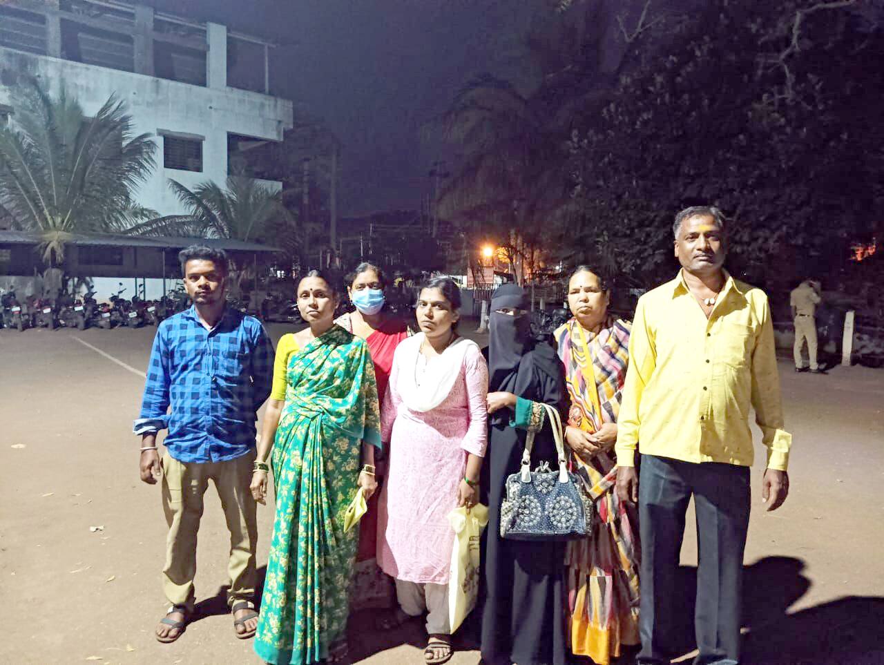 ಆದರ್ಶ ಕ್ರೆಡಿಟ್ ಕೋ ಆಪರೇಟಿವ್ ಸೊಸೈಟಿ ಬಾಂಡ್ ಪಡೆದು ಮೋಸಕ್ಕೆ ಒಳಗಾದ ಸ್ಥಳೀಯ ಜನರು ಶುಕ್ರವಾರ ಶಿಕಾರಿಪುರ ಪಟ್ಟಣ ಠಾಣೆ ಎದುರು ಸೇರಿರುವುದು. | Kannada Prabha