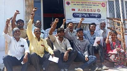 ಗುರುಮಠಕಲ್ ಪಟ್ಟಣದಲ್ಲಿ ಗ್ರಾಮೀಣ ಅಂಚೆ ನೌಕರರು ಕೆಲಸಕ್ಕೆ ಹಾಜರಾಗದೆ ಮುಖ್ಯ ಅಂಚೆ ನೌಕರರ ಕಚೇರಿ ಮುಂದೆ ಪ್ರತಿಭಟನಾ ಮುಷ್ಕರ ನಡೆಸಿದರು. | Kannada Prabha