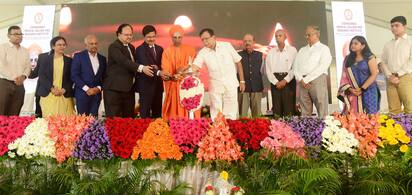 ತುಮಕೂರಿನ ಸಿದ್ಧಗಂಗಾ ವೈದ್ಯಕೀಯ ಕಾಲೇಜು ಮತ್ತು ಸಂಶೋಧನಾ ಸಂಸ್ಥೆಯ ಆವರಣದಲ್ಲಿ 2ನೇ ಬ್ಯಾಚ್ ನ ಮೊದಲನೇ ವರ್ಷದ ಎಂಬಿಬಿಎಸ್ ತರಗತಿಗಳಿಗೆ ಚಾಲನೆ ನೀಡಿದ ಸಚಿವ ಕೆ.ಎನ್. ರಾಜಣ್ಣ | Kannada Prabha