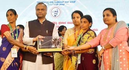 ಕೆಪಿ5ಎಎನ್‌ಡಿ1ಇಪಿ:ಈಚೆಗೆ ಬೆಂಗಳೂರಿನಲ್ಲಿ ನಡೆದ ಪುರಸ್ಕಾರ ಸಮಾರಂಭದಲ್ಲಿ ಶಕುನವಳ್ಳಿ ಗ್ರಾಮಪಂಚಾಯಿತಿಯ ಪಿಡಿಒ ಎನ್.ಸುಮಾ, ಮಾಜಿ ಅಧ್ಯಕ್ಷೆ ಶಾಂತಮ್ಮ, ಈಗಿನ ಅಧ್ಯಕ್ಷೆ ಶಂಶುದ್ ಭಾನು, ಉಪಾಧ್ಯಕ್ಷ ರಮೇಶ್ ನಡಗೇರ್ ಹಾಗೂ ಸದಸ್ಯರು ಸಚಿವ ಪ್ರಯಾಂಕ ಖರ್ಗೆ ಅವರಿಂದ ಗಾಂಧಿಗ್ರಾಮ ಪುರಸ್ಕಾರ ಪಡೆದುಕೊಂಡರು. | Kannada Prabha