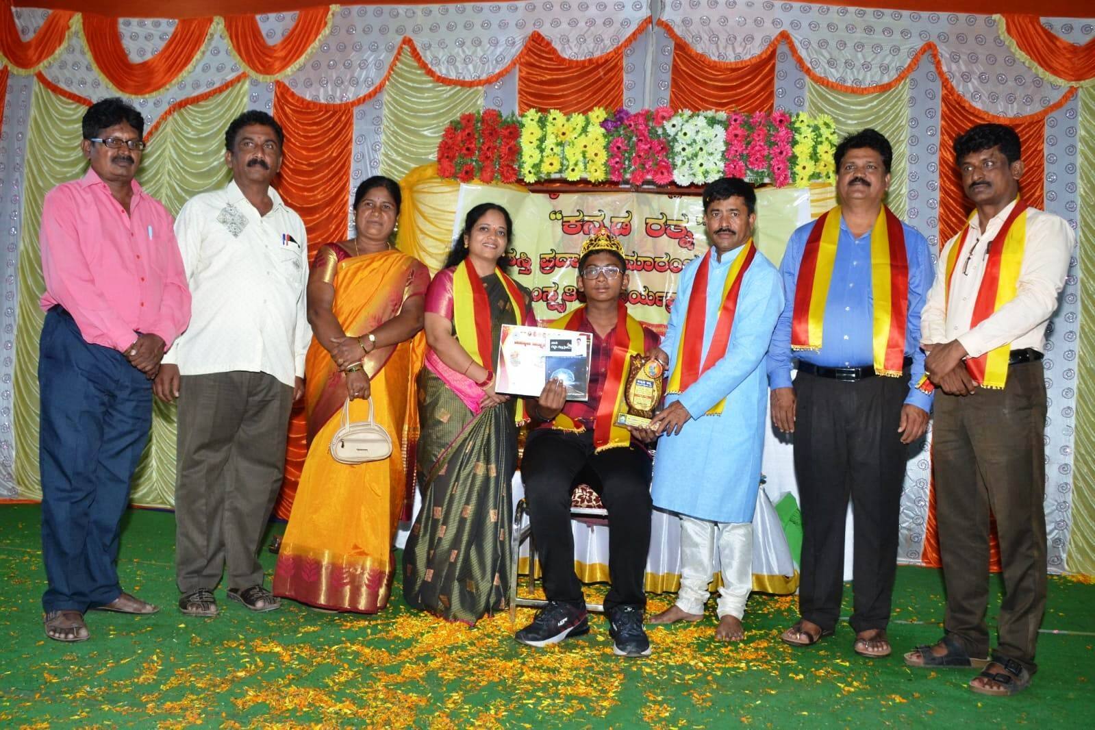 ಸಿಕೆಬಿ-8 ಪಿ.ಎಸ್.ಚಂದನ್ ಗೆ ಕನ್ನಡ ರತ್ನ ರಾಜ್ಯ ಪ್ರಶಸ್ತಿ ಪ್ರದಾನ ಮಾಡುತ್ತಿರುವುದು | Kannada Prabha