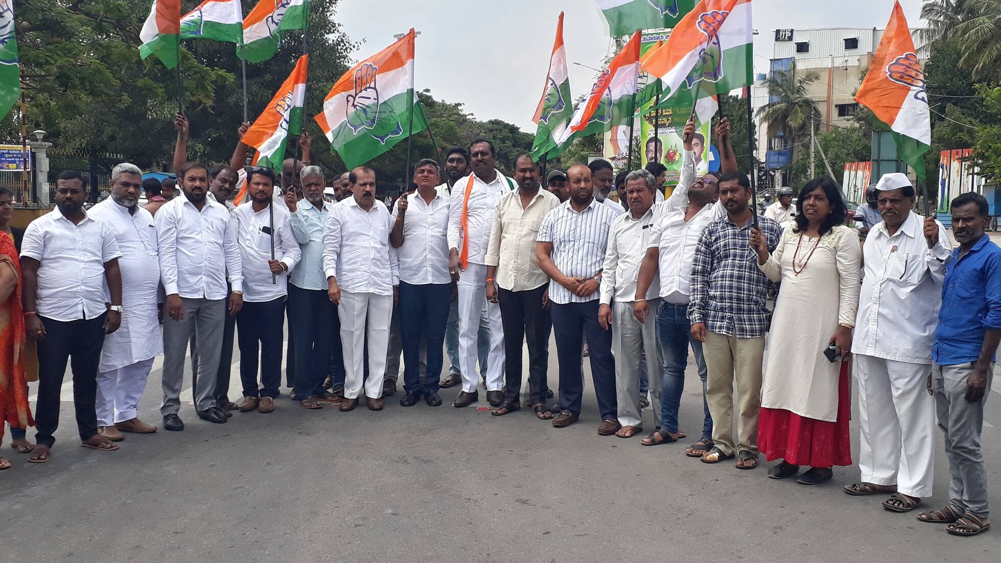ತುಮಕೂರಿನಲ್ಲಿ ಕಾಂಗ್ರೆಸ್ ವತಿಯಿಂದ ಪ್ರತಿಭಟನೆ ನಡೆಸಲಾಯಿತು. | Kannada Prabha